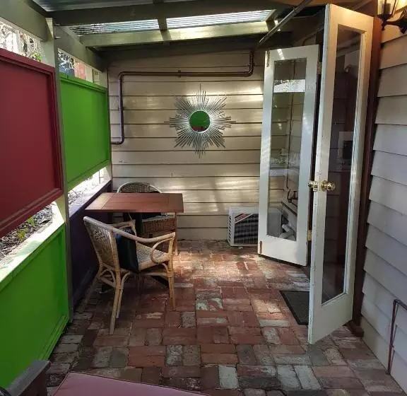 スタンダードスタジオ, Adamsons Riverside Accommodation