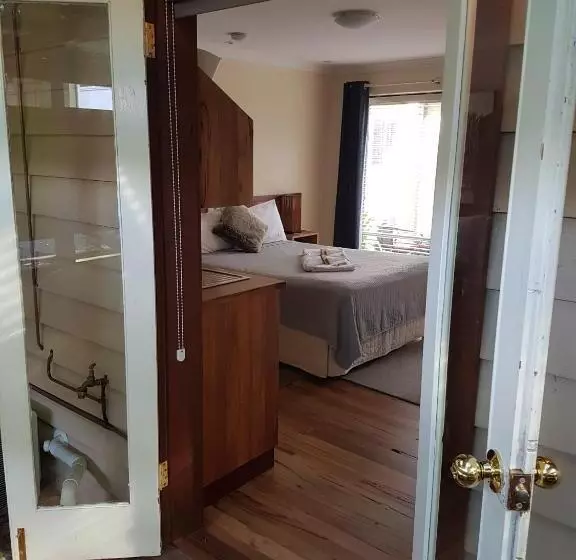 スタンダードスタジオ, Adamsons Riverside Accommodation