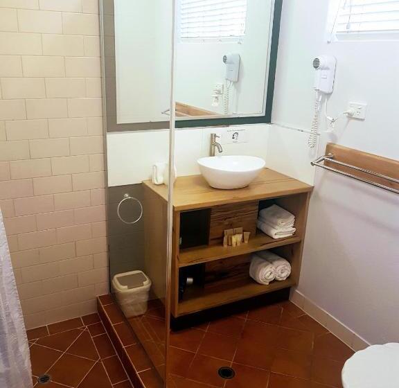 استودیوی استاندارد, Adamsons Riverside Accommodation