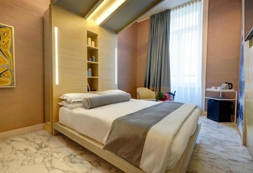 Camera Tripla Standard, Dharma Luxury