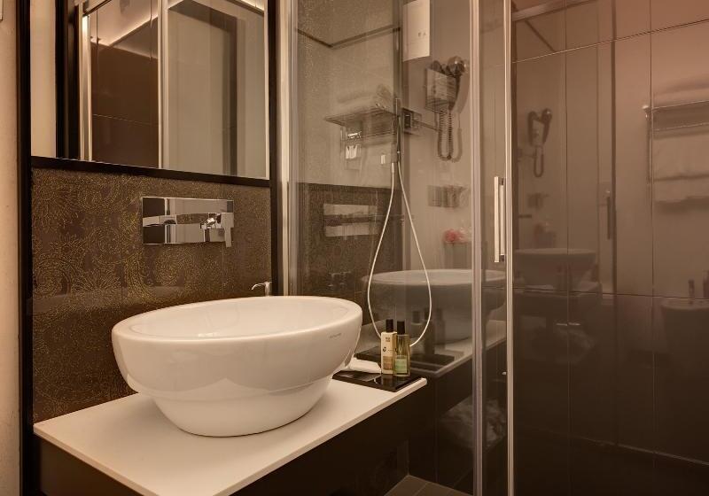 Camera Tripla Standard, Dharma Luxury