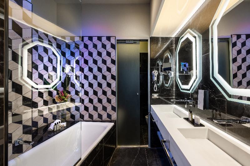 Camera Tripla Standard, Dharma Luxury