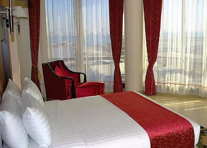 سوییت جونیور, Royal Phoenicia