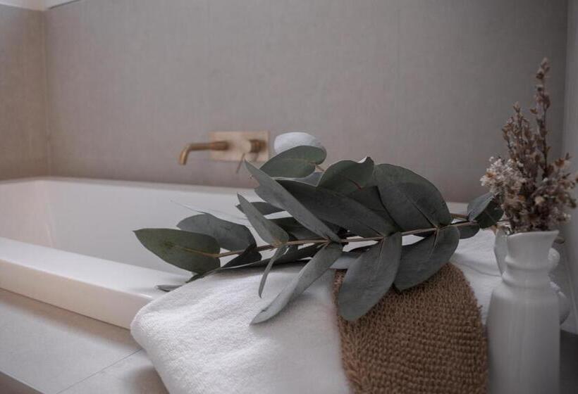 סוויטה, Walton House