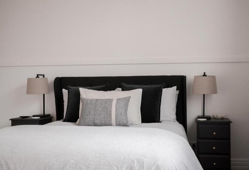 סוויטה, Walton House