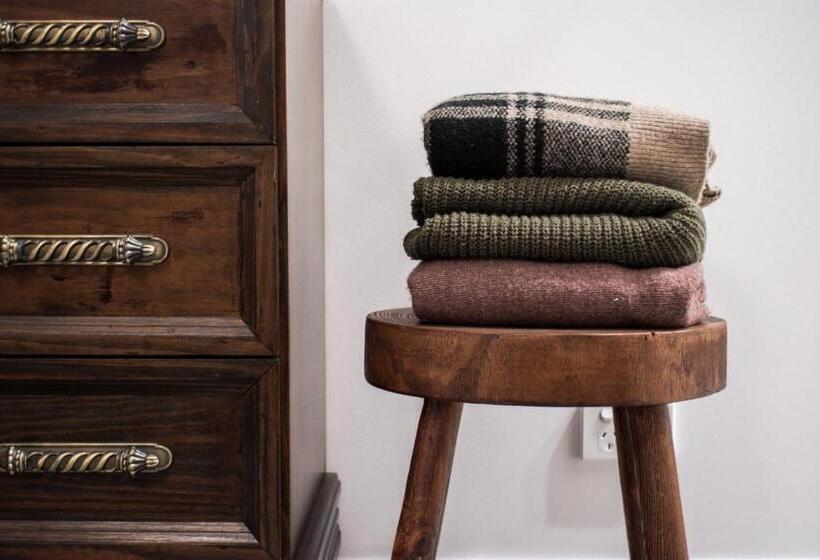 סוויטה, Walton House