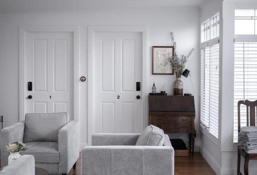 סוויטה, Walton House