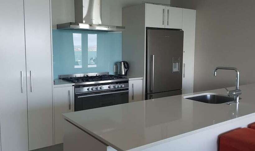 침실 3개 아파트, The Pacific Apartments