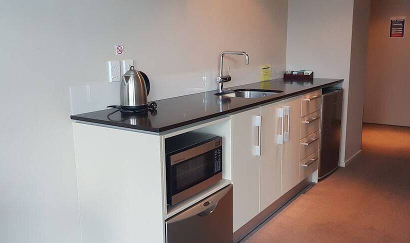 스탠다드 스튜디오, The Pacific Apartments