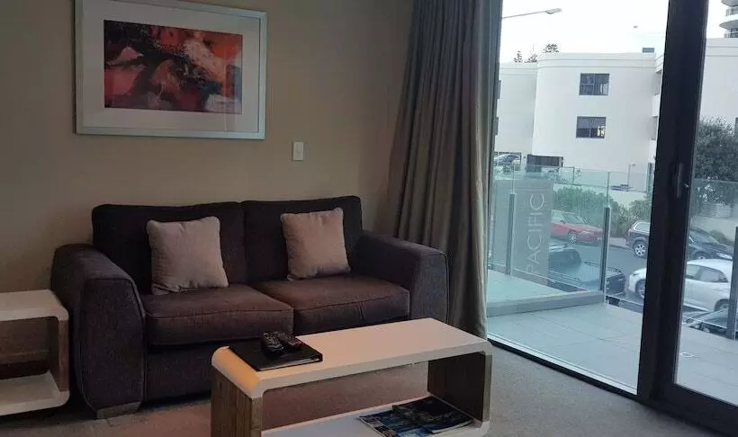 スタンダードスタジオ, The Pacific Apartments