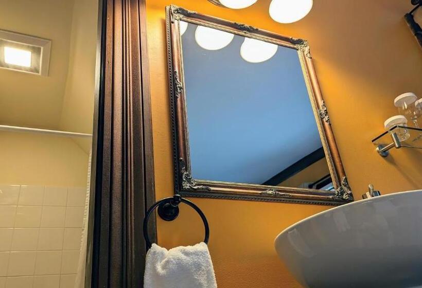 غرفة قياسية سرير كينج, Heart Of The Village Inn