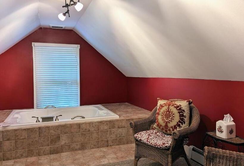 غرفة قياسية مزوَّدة بجاكوزي, Heart Of The Village Inn