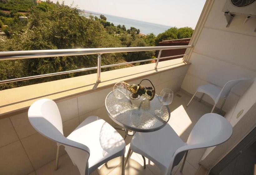 Standard Triple Room Sea View, Aura Boutique