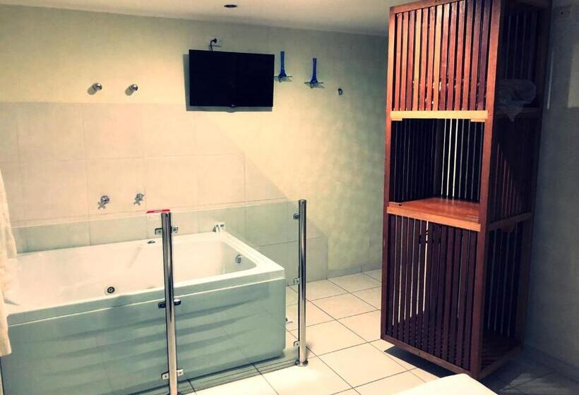 Jakuzili Süit, David Plaza