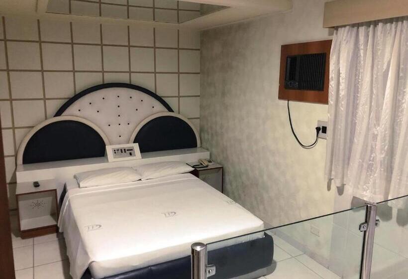 Jakuzili Süit, David Plaza