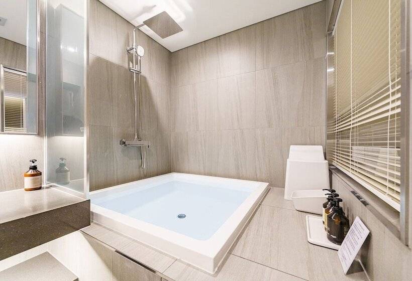 اتاق خانوادگی, Foret The Spa