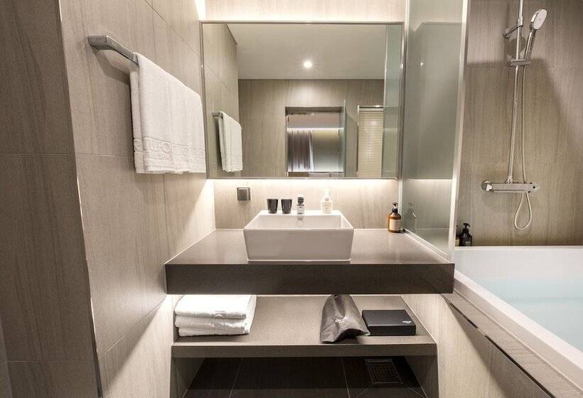 اتاق خانوادگی, Foret The Spa