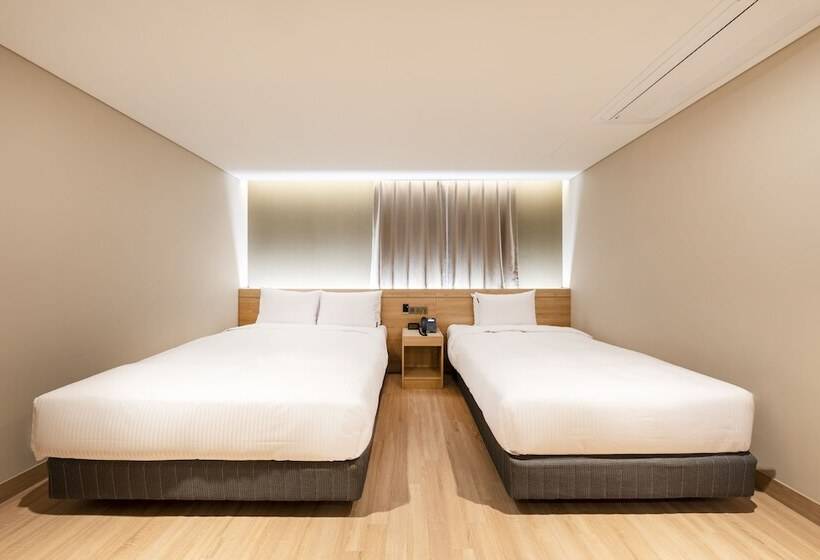 اتاق خانوادگی, Foret The Spa