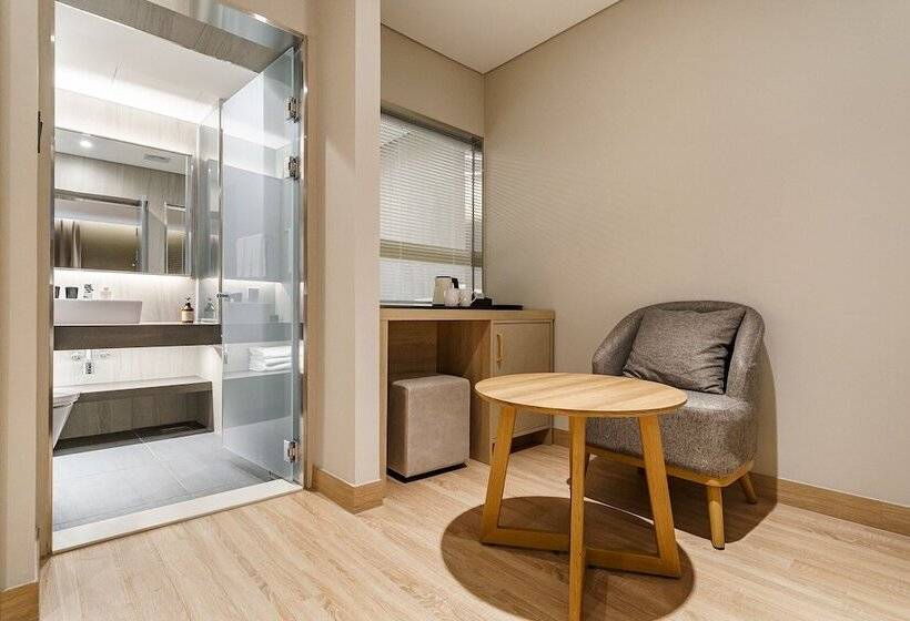 اتاق خانوادگی, Foret The Spa