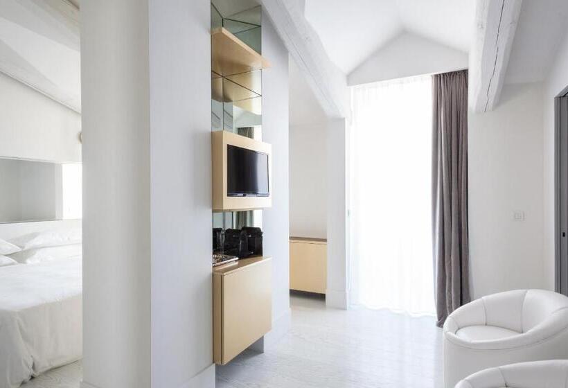 سوییت جونیور با چشمانداز شهر, Senato Hotel Milano