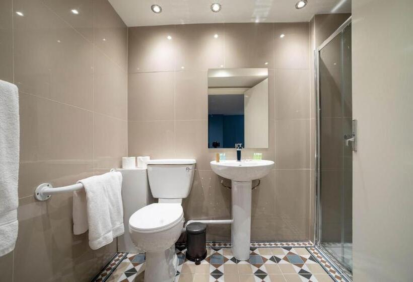 标准三人间, Hotel Shepherds Bush London