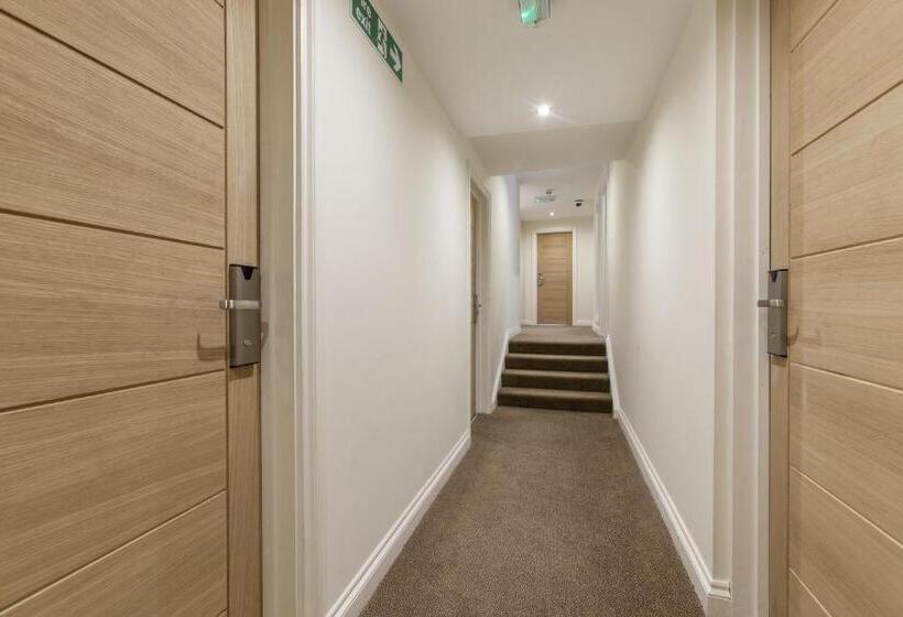 四人标准间, Hotel Shepherds Bush London