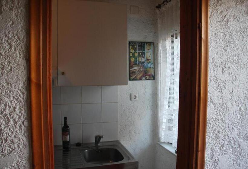 חדר סטנדרט לשלושה, Violetta