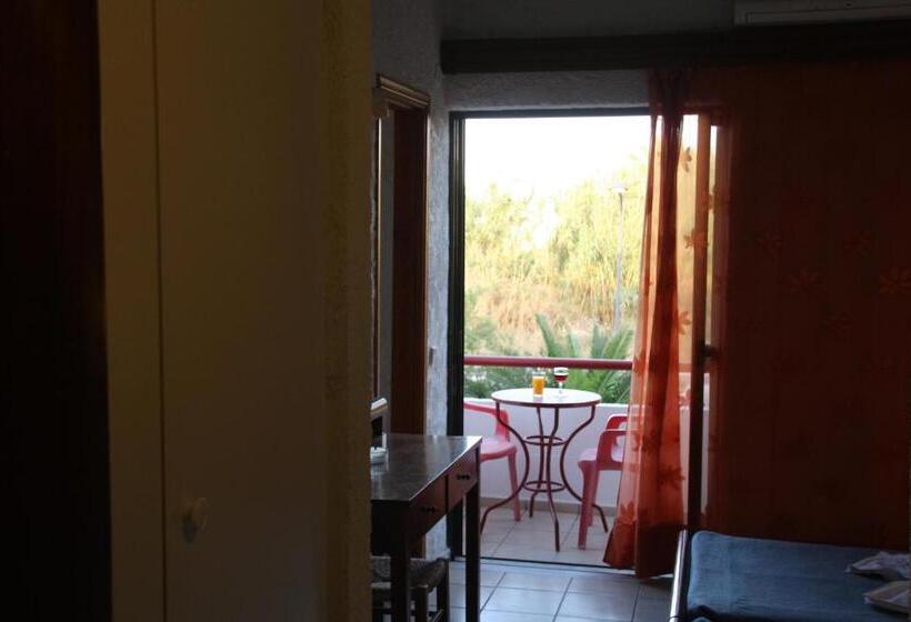 חדר סטנדרט לשלושה, Violetta