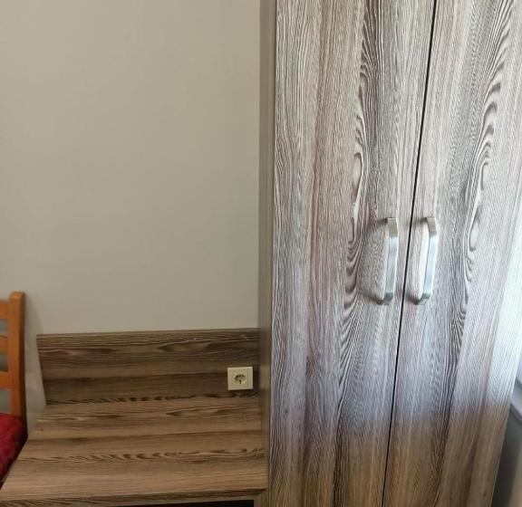 单人经济间, Cleopatra Ada Apart