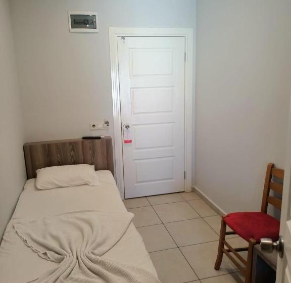 单人经济间, Cleopatra Ada Apart