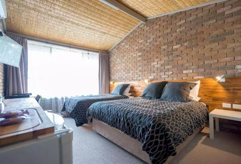 Suite, Farnham Court Motel And Restaurant