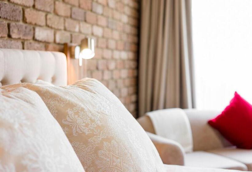 מיטת קינג בסוויטה, Farnham Court Motel And Restaurant