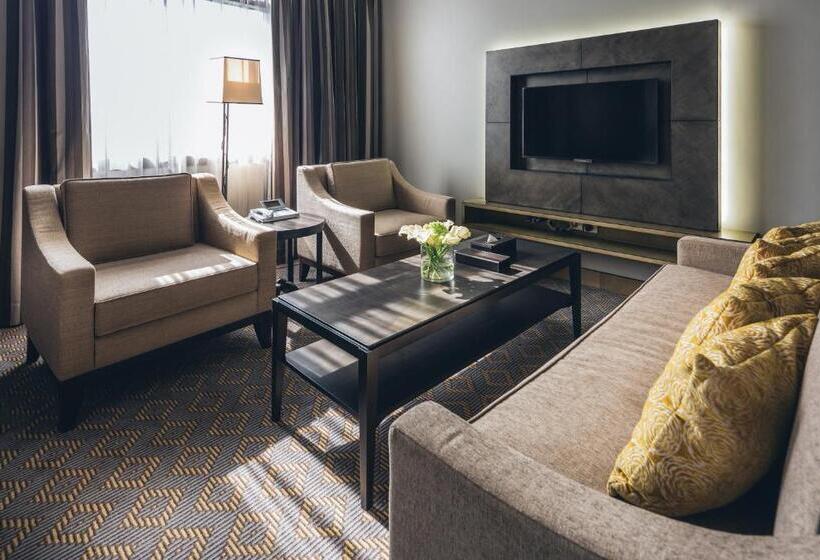 سوییت اجرایی, Ayla Bawadi