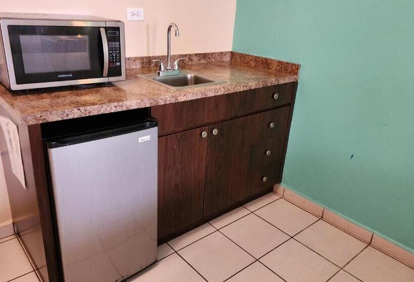 سوییت جونیور, Combate Beach Resort