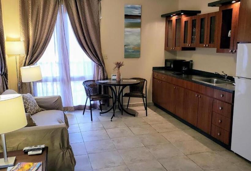 سوئیت با بالکن, Combate Beach Resort