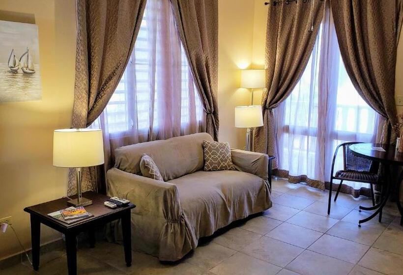 سوئیت با بالکن, Combate Beach Resort