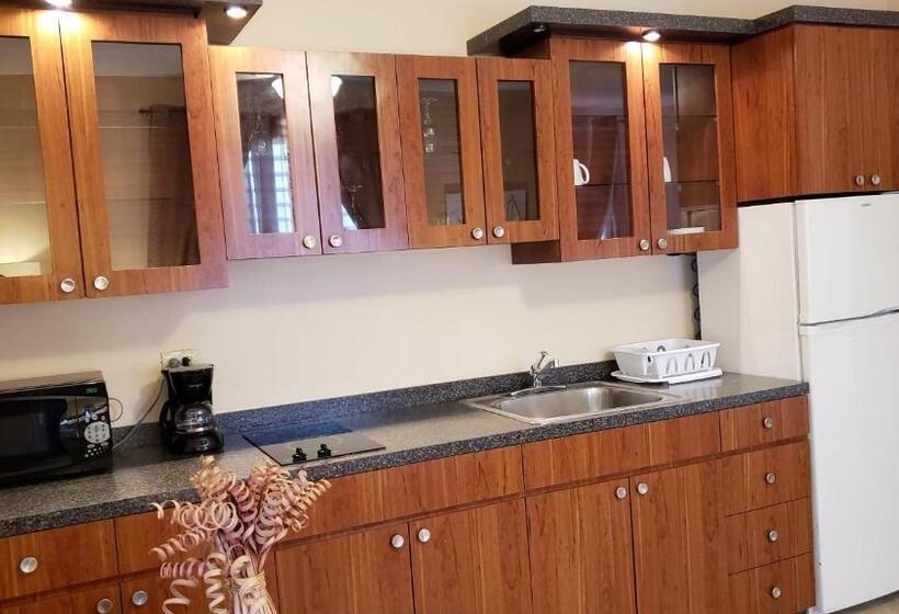 سوئیت با بالکن, Combate Beach Resort