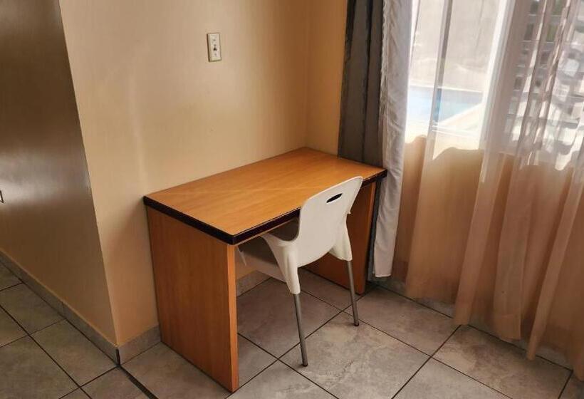 سوییت با چشمانداز استخر, Combate Beach Resort