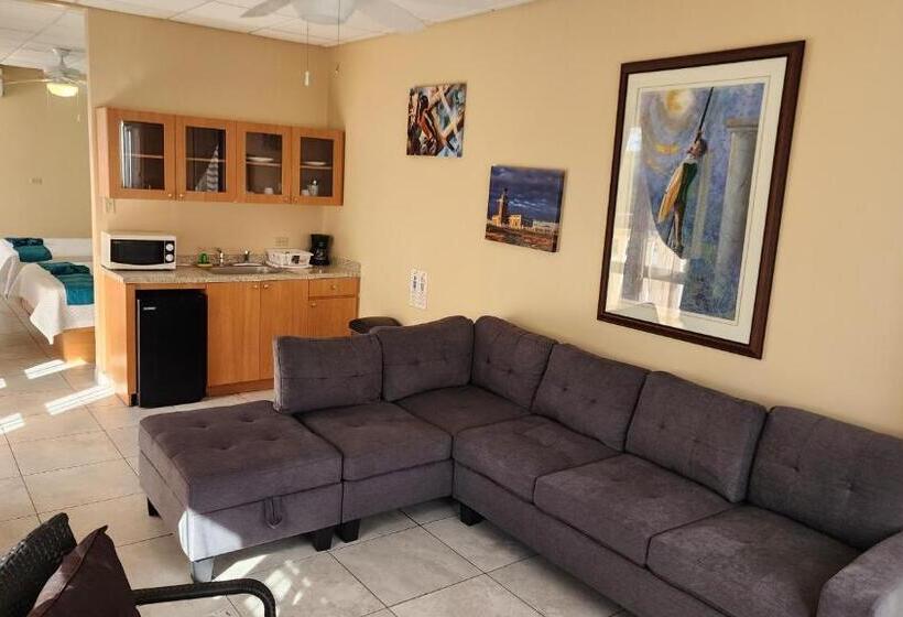 سوییت با چشمانداز استخر, Combate Beach Resort