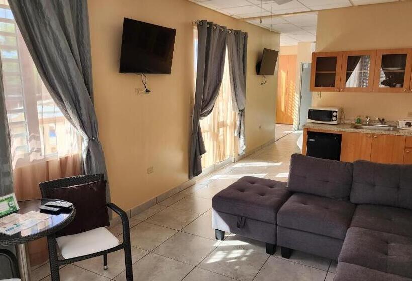 سوییت با چشمانداز استخر, Combate Beach Resort