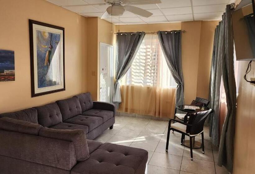 سوییت با چشم‌انداز استخر, Combate Beach Resort