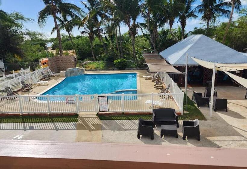 سوییت با چشمانداز استخر, Combate Beach Resort