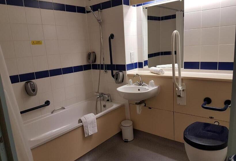 חדר סטנדרט מותאם לאדם עם מוגבלויות, Days Inn Sutton Scotney North