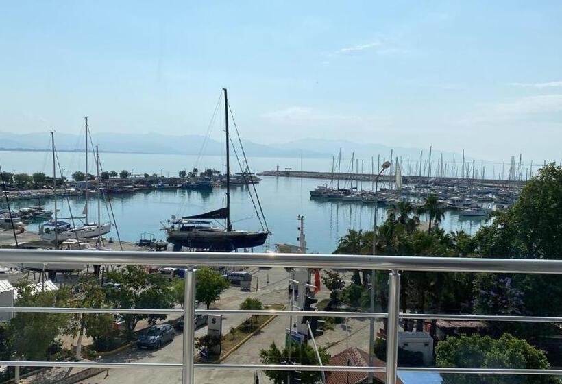 اتاق لوکس با چشمانداز دریا, Finike Marina