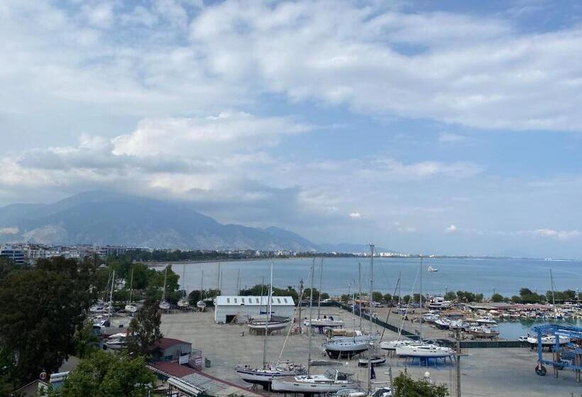 اتاق لوکس با چشمانداز دریا, Finike Marina