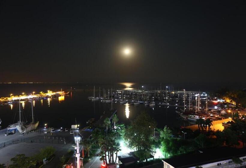 اتاق لوکس با چشم‌انداز دریا, Finike Marina