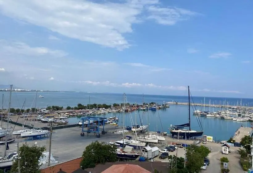اتاق استاندارد با چشم‌انداز دریا, Finike Marina