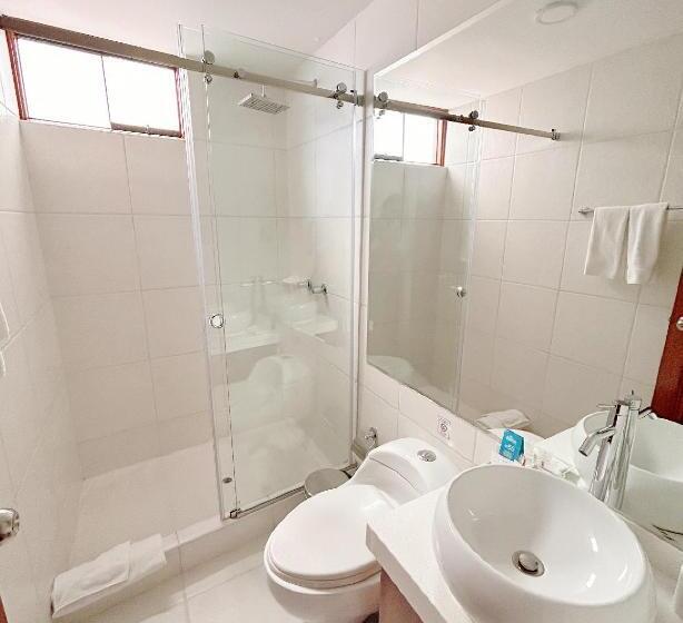 חדר סטנדרט, Fundador