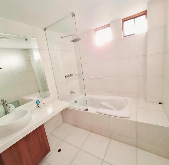 סוויטת ג'וניור, Fundador