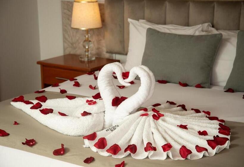 סוויטת ג'וניור, Fundador